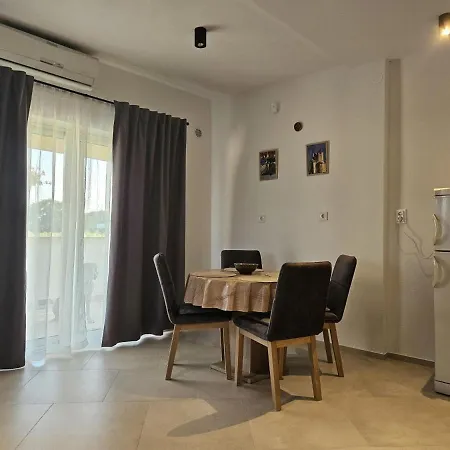 Apartment In With Terrace, Air Conditioning, Wi-fi