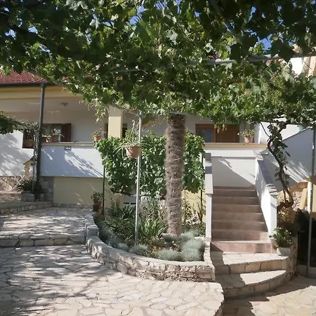 Apartment In With Terrace, Air Conditioning, Wi-fi